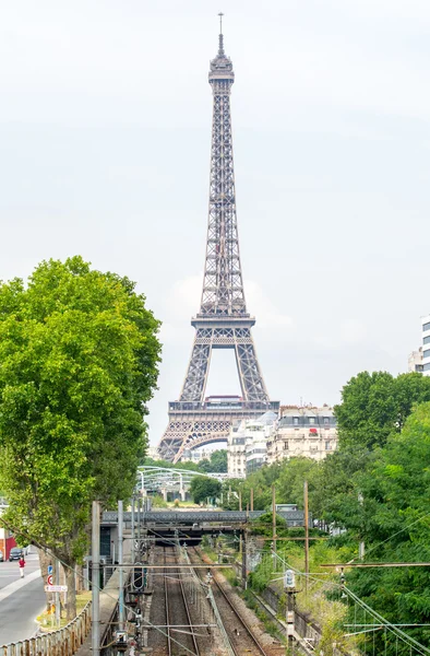 La tour eiffel aan het einde van de spoorweg — Stockfoto