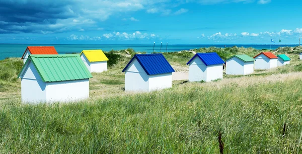 Casas coloridas en una hermosa costa del océano —  Fotos de Stock