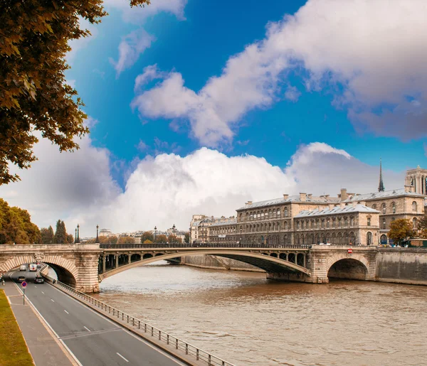 Notre dame brug in Parijs — Stockfoto