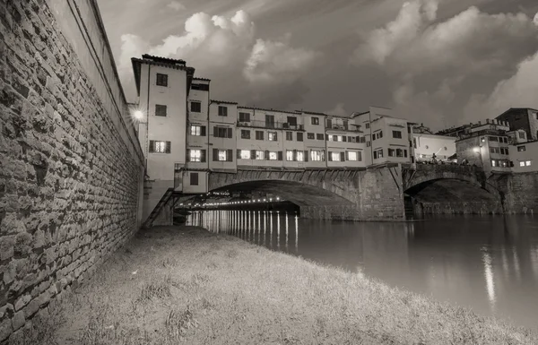 Ponte vecchio över arno river, Florens, Italien. — Stockfoto