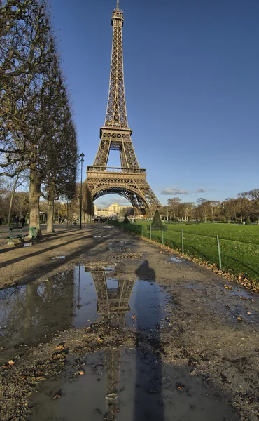 Эйфелева башня и Марсово поле в Париже — стоковое фото