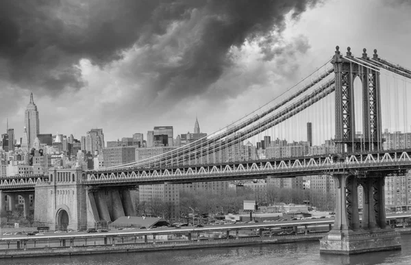 Puente de Brooklyn con panorama del horizonte de Manhattan — Foto de Stock