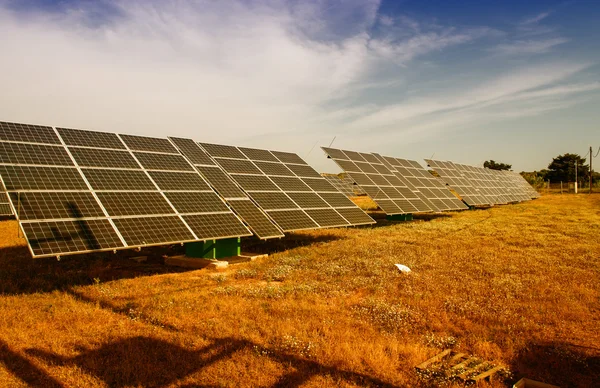 乡间田野上的太阳能电池板 — 图库照片