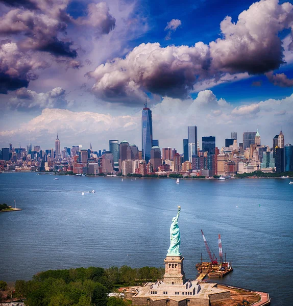 自由和曼哈顿的天际线的雕像 — 图库照片