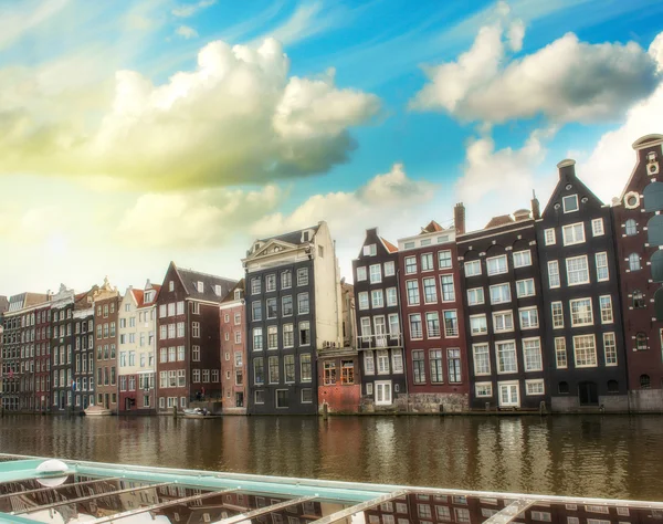 Amsterdam. Nederlandse huizen over het kanaal — Stockfoto