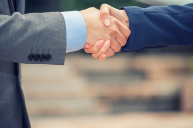 İş adamları arasında el sıkışma