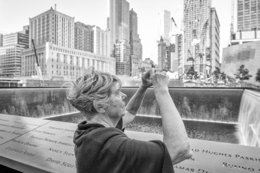 Turist kadın resim yapma