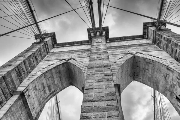 Centrala tornet av brooklyn bridge - nyc — Stockfoto