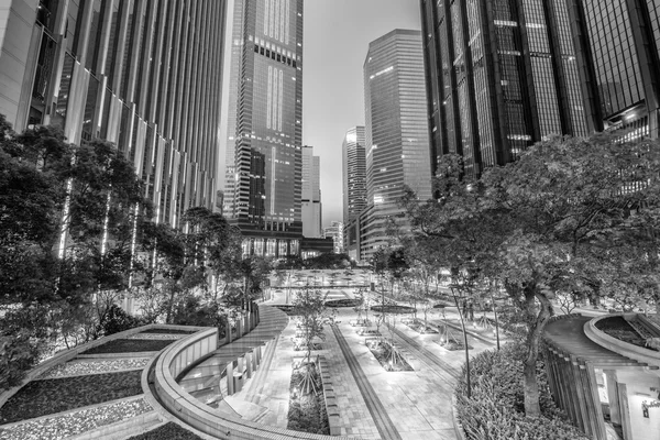 Skyline moderno della città con parco e giardini — Foto Stock