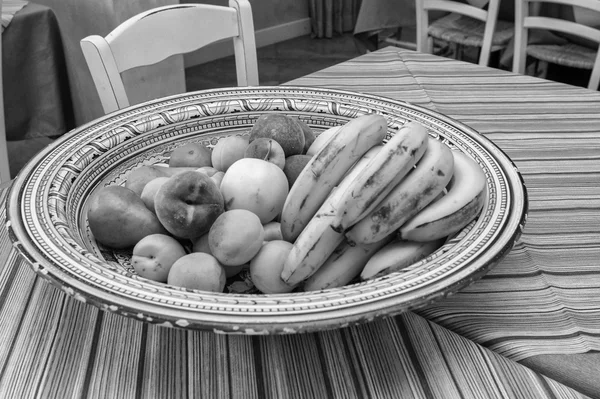 Лоток зі свіжих фруктів на столі — стокове фото