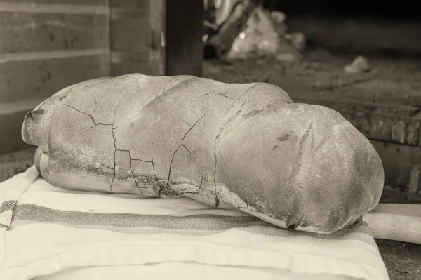 Chleb przed pieca opalanego drewnem — Zdjęcie stockowe