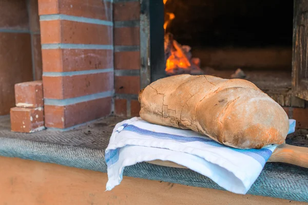 Chléb před pece na dřevo — Stock fotografie