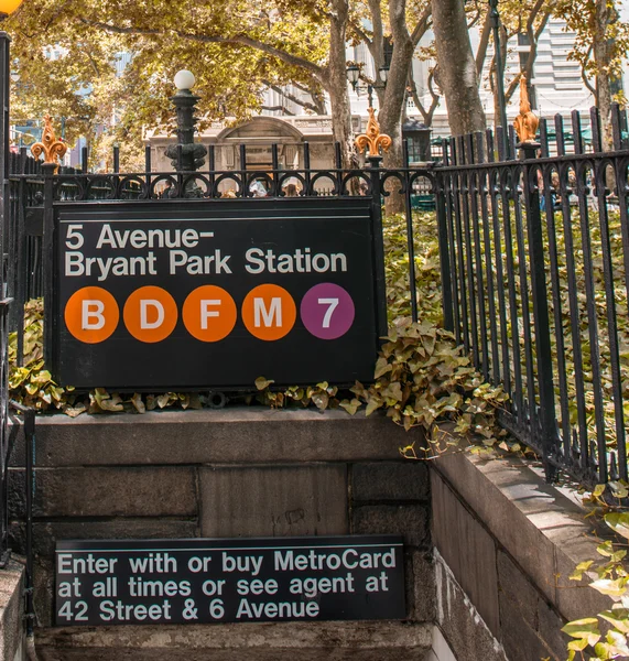 第五大道-布莱恩特公园地铁站的入口处 — 图库照片