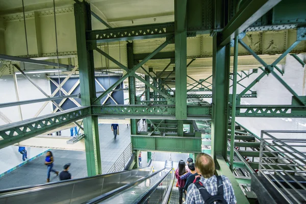 Persone che cambiano linea della metropolitana . — Foto Stock