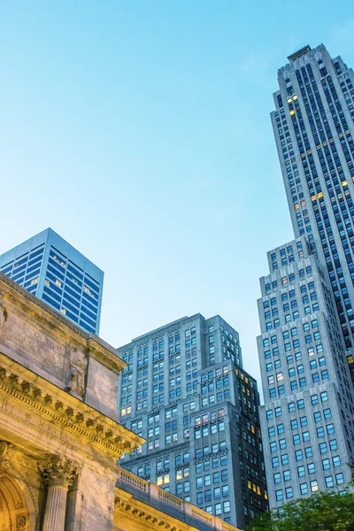 New york in de schemering. Manhattan wolkenkrabbers — Stockfoto