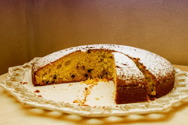 Torta alla vaniglia fatta in casa con cioccolato all'interno — Foto Stock