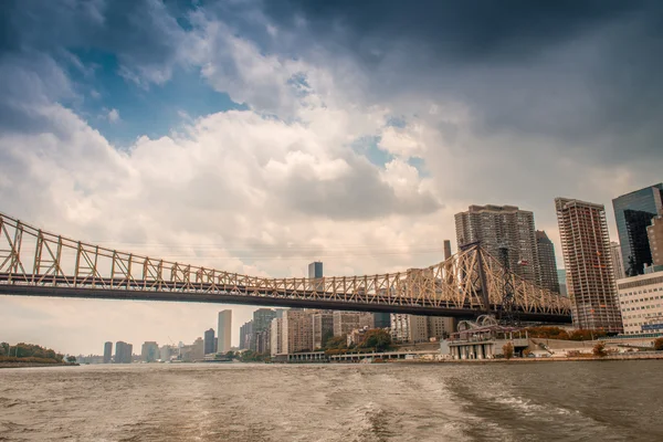 Bridge and skyline of Manhattan — Stock Photo, Image