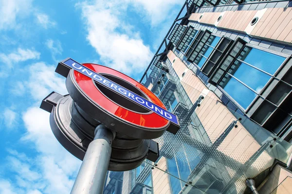 Sinal da estação subterrânea de Londres — Fotografia de Stock