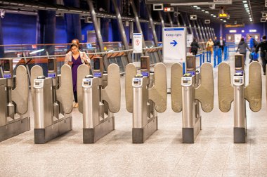 Londra metro istasyonu girişi.