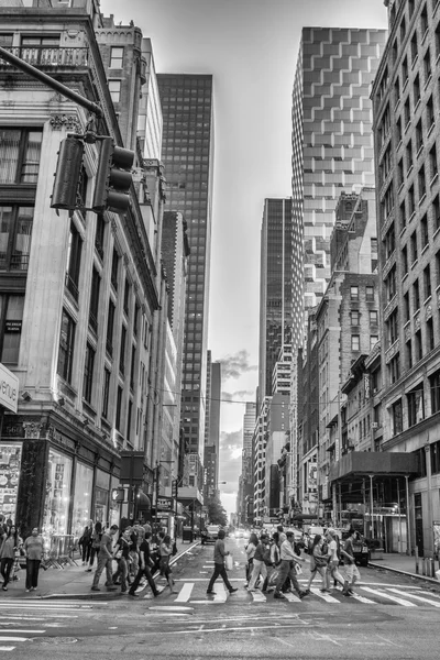 Locales y turistas caminan en la Quinta Avenida — Foto de Stock