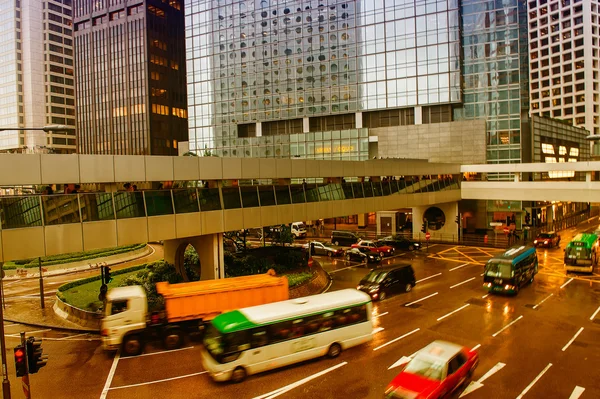 Movimiento de tráfico en calles de la ciudad —  Fotos de Stock