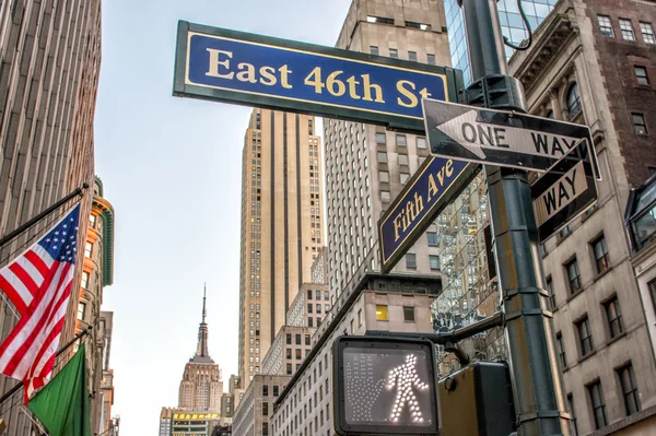 Fifth Avenue street signs — Stock Photo, Image