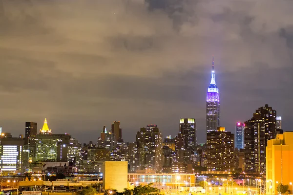 Nachtsilhouette von Manhattan. — Stockfoto