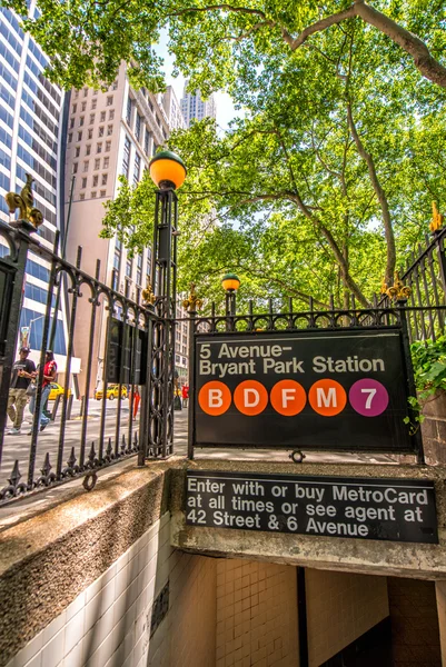 Entrada a la estación de metro de Bryant Park — Foto de Stock