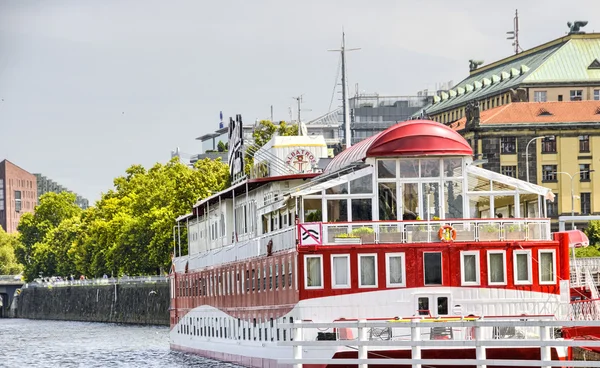 Crucero rojo en Bratislava — Foto de Stock