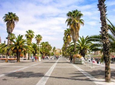 Turistler şehir hayatının tadını çıkarıyorlar