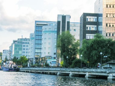 Yerli halk ve turistler de Stockholm hayattan zevk