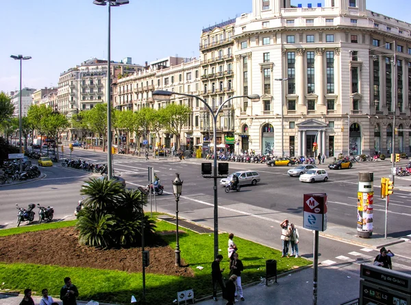 Turister njuta av stadslivet — Stockfoto