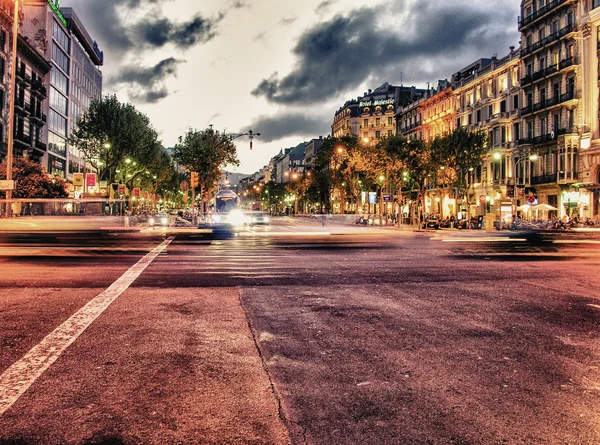 Στους δρόμους της πόλης τη νύχτα άνοιξη — Φωτογραφία Αρχείου