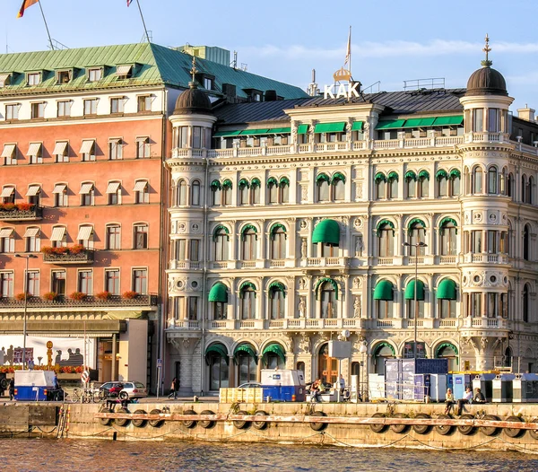 Lokalbefolkning och turister njuta av livet i Stockholm — Stockfoto