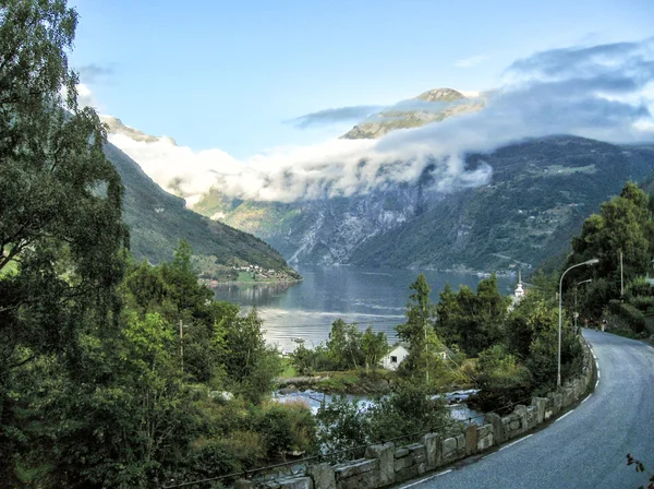 Montagne nel fiordo di Geiranger . — Foto Stock