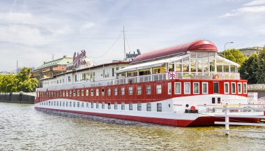 Kırmızı cruise gemi Vlatava Nehri üzerinde