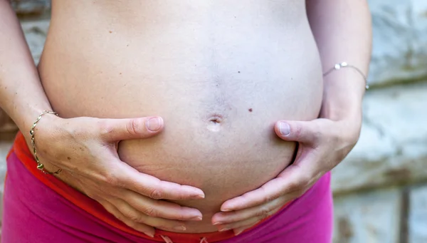 Femme enceinte, mains sur le ventre — Photo