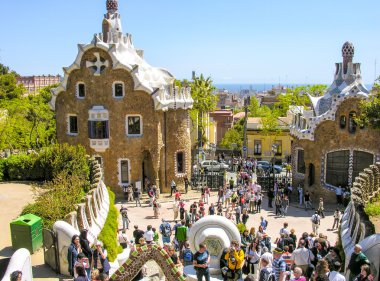 Turistler Park Guell tadını çıkarın.