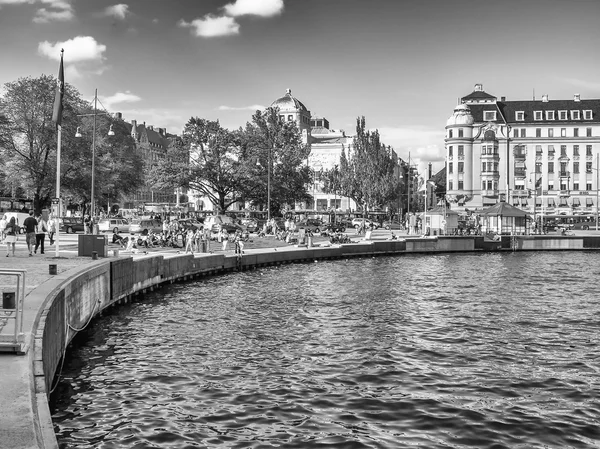 Locais e turistas apreciam a vida da cidade . — Fotografia de Stock