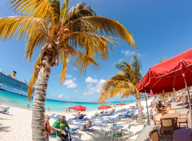 Caribbean Island Beach. Temiz su ile renkli şemsiyeler ve