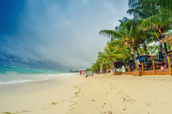 Spiaggia caraibica in una giornata nuvolosa — Foto Stock