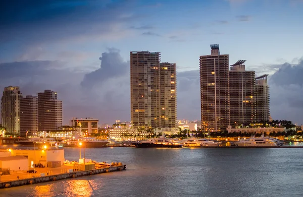 Arranha-céus e arranha-céus de Miami ao nascer do sol. Cores bonitas de na — Fotografia de Stock