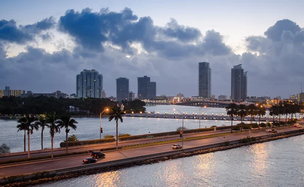 Skyline von Miami in einer wunderschönen Morgendämmerung — Stockfoto