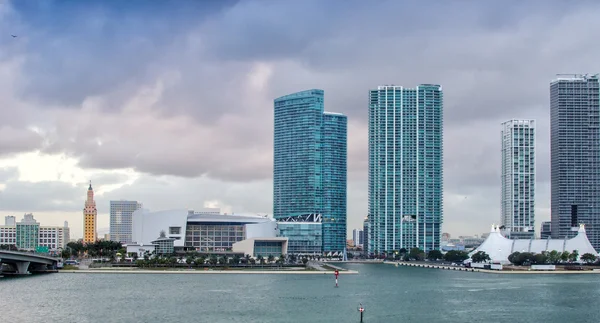 Arranha-céus e arranha-céus de Miami ao nascer do sol. Cores bonitas de na — Fotografia de Stock