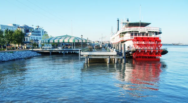 The brightly colored Natchez riverboat — Stock Photo, Image