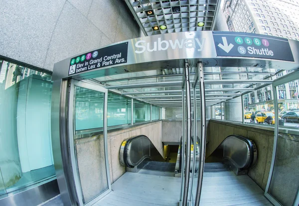 Entrada de metro en Manhattan centro — Foto de Stock