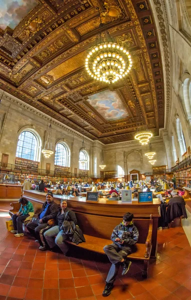 Ludzie w New York Public Library — Zdjęcie stockowe