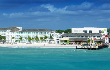 Turistler Okyanus manzarasının tadını çıkarın.