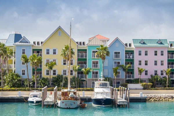 Nassau bunte Häuser am Meer — Stockfoto