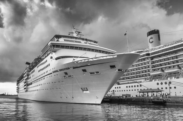 Kreuzfahrtschiffe legen im Hafen von Bahamas an — Stockfoto